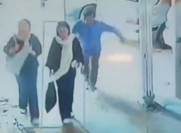 В Иране мужчина с ноги ударил женщину, идущую без хиджаба