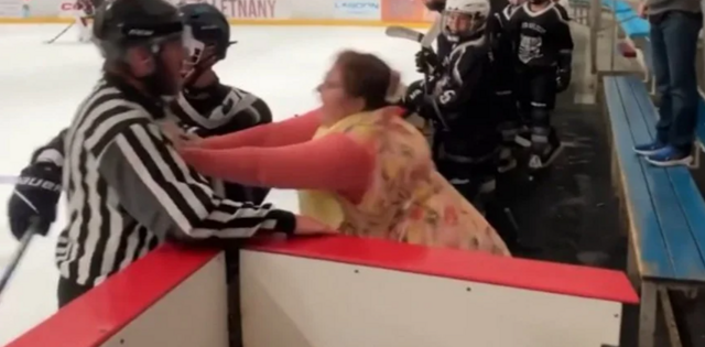В Праге на хоккейном турнире на лёд выбежала разъяренная мать одного из игроков