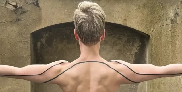 Идеальная геометрия: мужчина сделал нестандартное тату на своем теле