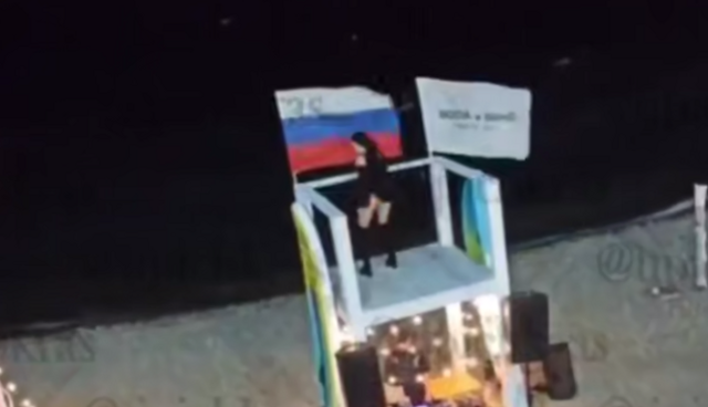 В Новороссийске молодая брюнетка устроила откровенные танцы на фоне флага