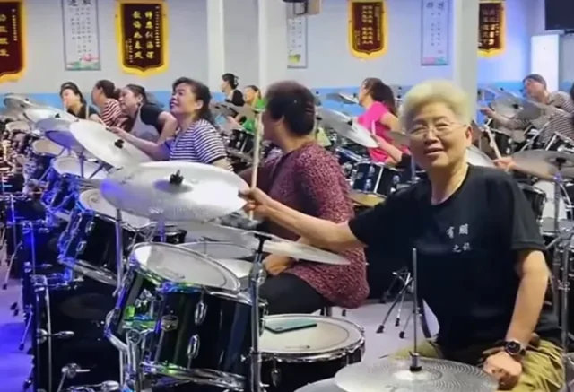 Китайские бабушки нашли отличное занятие на пенсии 