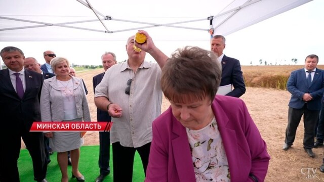 Александр Лукашенко во время проверки попробовал рапсовое масло прямо из бутылки