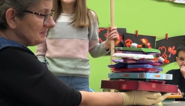 Дети порадовали школьную уборщицу, уходившую на пенсию