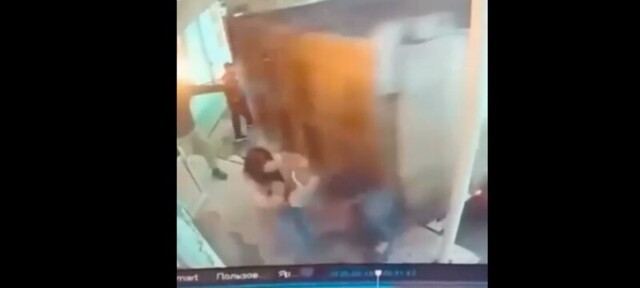 В Новосибирске около кафе-бара «У дороги» водитель грузовика дважды сдал назад на людей. ДТП