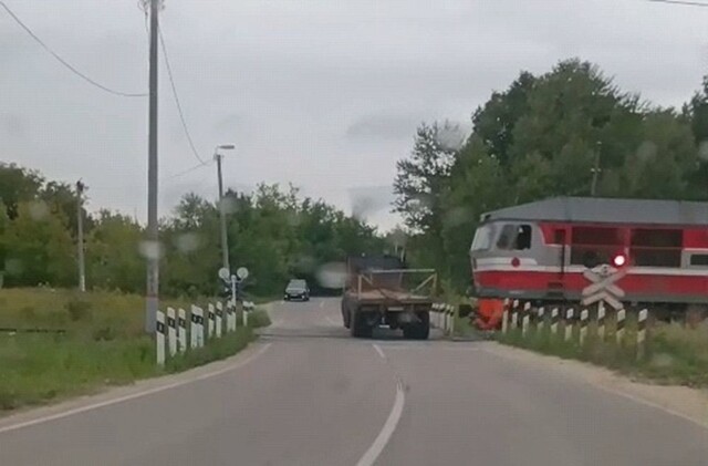 Пассажирский поезд врезался в грузовик на переезде