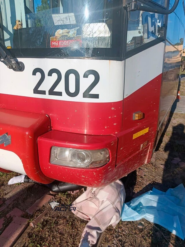 Трамвай насмерть сбил многодетную мать в Новосибирске. Женщина даже не пыталась посмотреть по сторонам