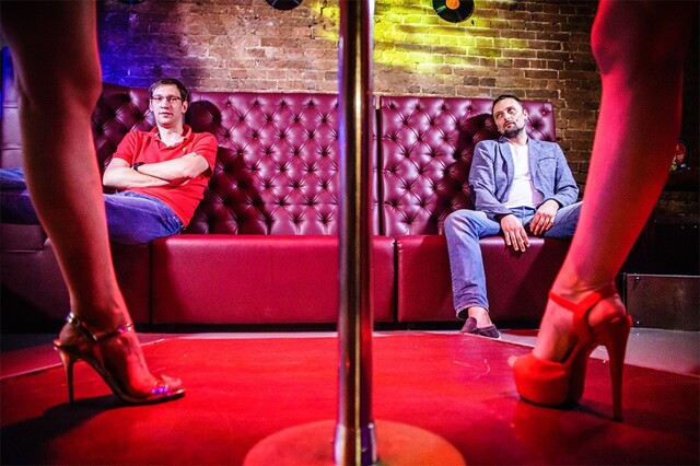 Выгоревший работяга зашёл в стриптиз-клуб и два часа подряд заказывал шум леса