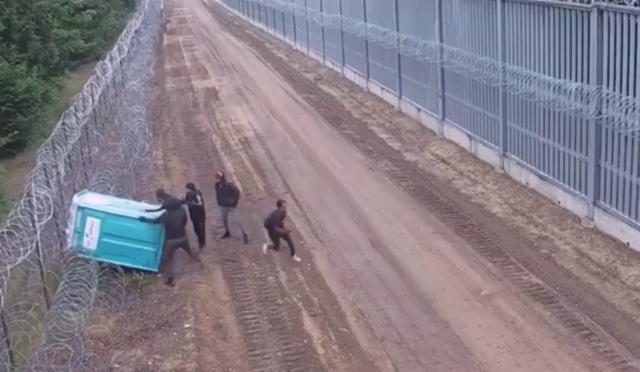 Мигранты пытались прорваться из Беларуси в Польшу с помощью кабинки биотуалета