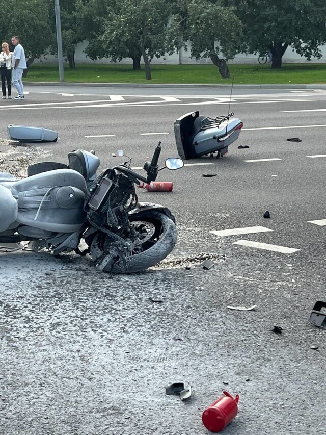 Белый Mercedes на номерах «666» столкнулся с мотоциклом в Москве