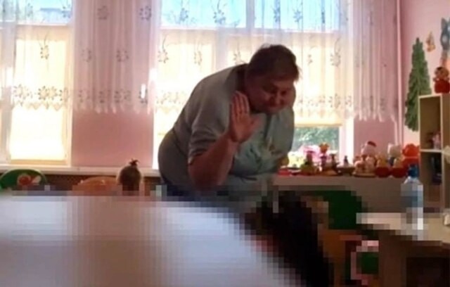 Воспитательница детского сада несколько раз ударила плачущую девочку