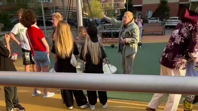 В Подмосковье пенсионерки с матами выгнали подростков из двора