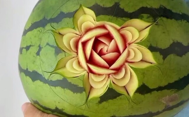 Мастер превратил арбуз в произведение искусства