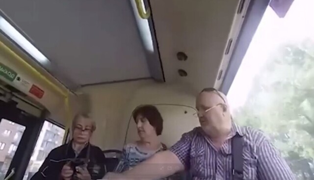 Мужчина ударил контролера в автобусе