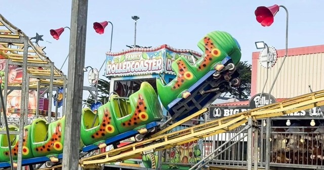 Вагоны аттракциона сошли с рельсов в британском парке, 14 человек получили травмы