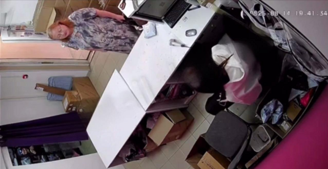 Неадекватная женщина в пункте выдачи заказов