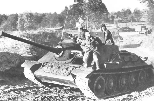 Экипаж наколотил танки "Лейбштандарта", а после дерзко чинил свою СУ-85 в занятой врагом деревне⁠⁠