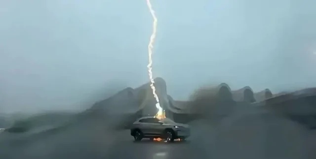 Молния трижды ударила в электрокар мужчины