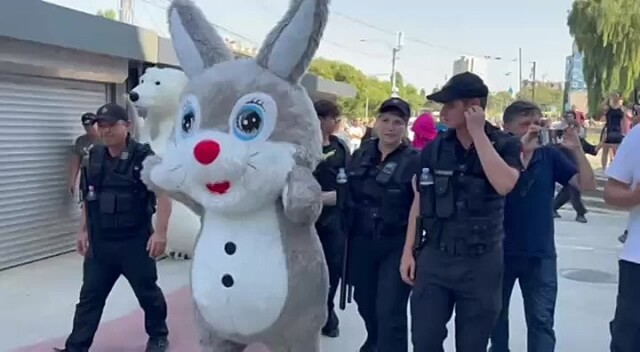 «Свободу покемонам!»: в Кишиневе задержали протестующих в костюмах лабубу, Пикачу и медведя