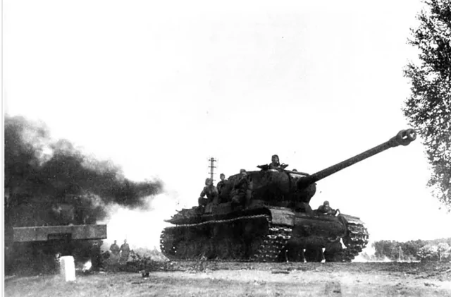 Он устроил сафари на "Королевского Тигра". Охотник на ИС-2