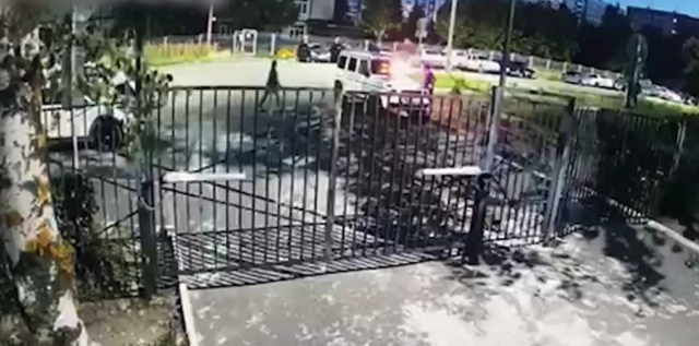 Мстительный мужчина вычислил, где живёт водитель, с которым повздорил на дороге, и спалил его белый "Мерседес" за 26 миллионов рублей