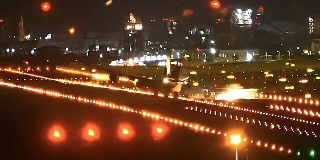 Самолёт задел двигателем взлетно-посадочную полосу при приземлении