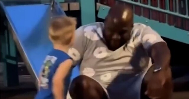 Трогательная сцена: мальчик играет с мужчиной, которому пересадили сердце его отца