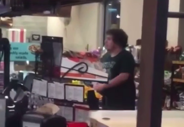 В США афроамериканец нокаутировал мужчину после конфликта в магазине