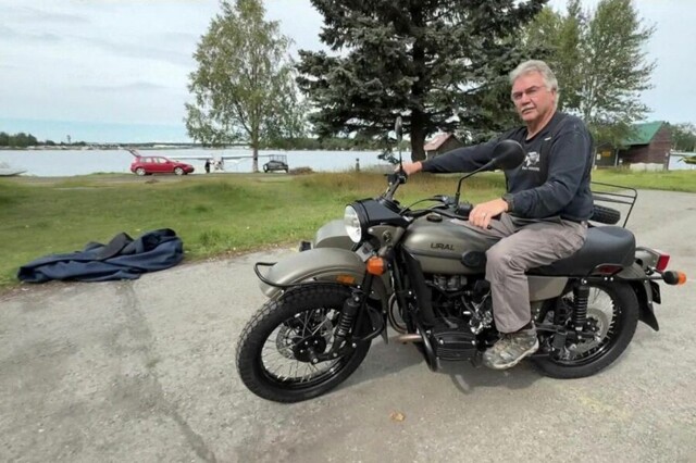 Житель Аляски получил от президента России в подарок мотоцикл «Урал»