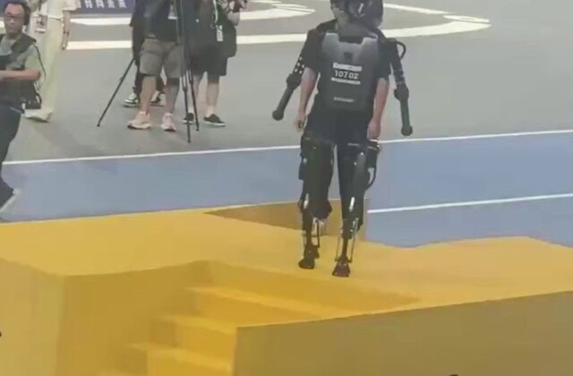 Гибель робота на Всемирных робоиграх в Китае