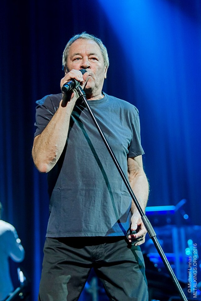 Иисус в тёмно-фиолетовых тонах