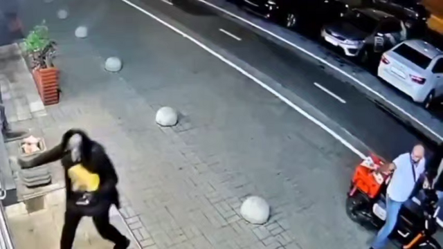 Мужчина обстрелял из травмата 16-летнего курьера у ресторана в Петербурге