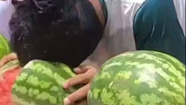 32 арбуза головой разбил пакистанец и установил один из самых странных рекордов Гиннеса