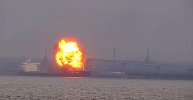 Взрыв на грузовом судне попал на видео