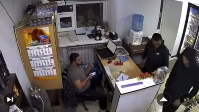 Мужчина помог продавцу отбиться от вооруженного преступника