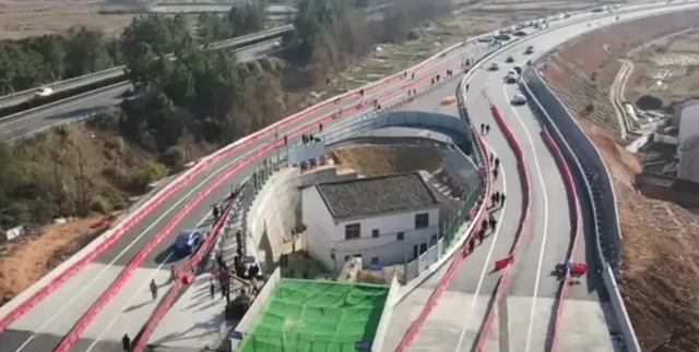 "Самый упрямый" житель Китая сдался и покинул жильё посреди трассы