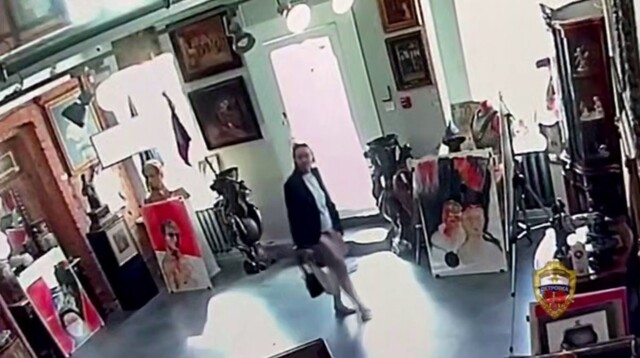 Женщина похитила фарфоровые статуэтки из антикварного магазина