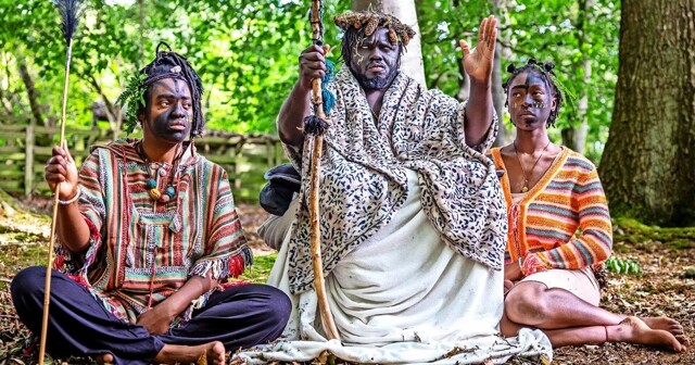 Пара поселилась в лесу и основала там собственное королевство