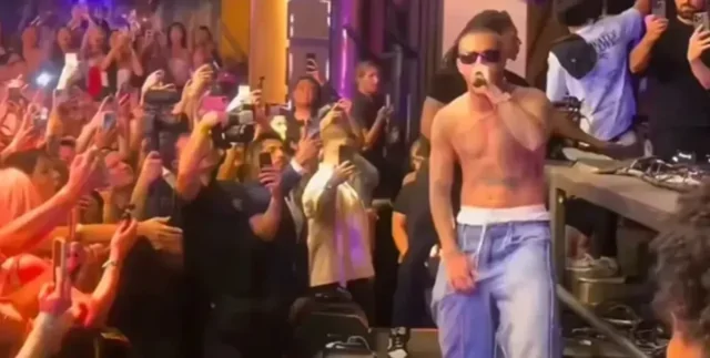 Заработал $10 тысяч: двойник известного певца обманом выступил на сцене