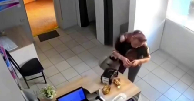 Недовольная женщина рассыпала кофе по всему пункту выдачи заказов