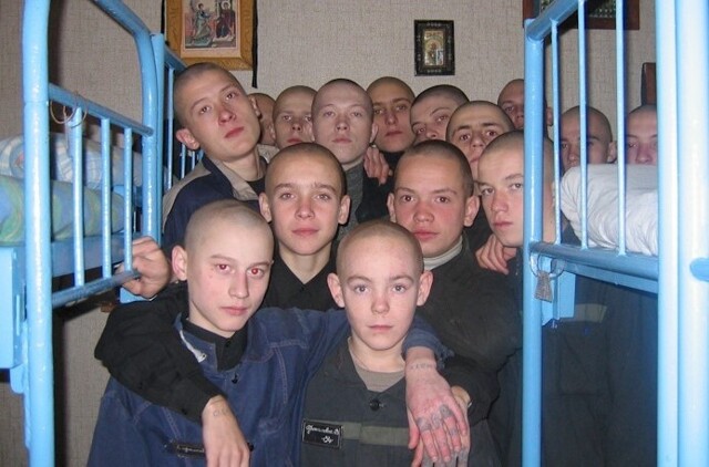 Убийцы, насильники и террористы: как живут малолетние преступники в тюрьме