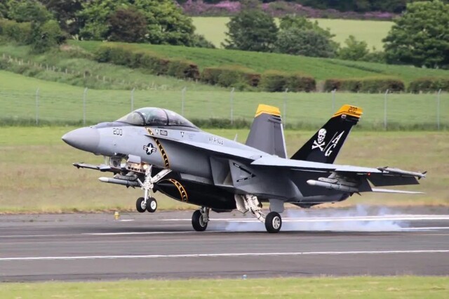 Истребитель США взорвался при попытке взлета