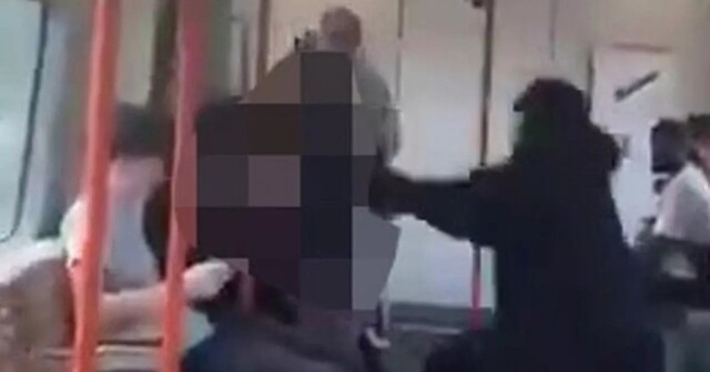 Мужчина бил школьника в поезде, но никто не заступился