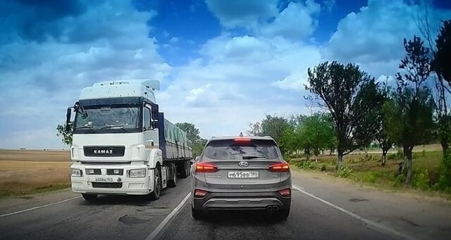 ДТП в Крыму "Мужики, кирпичей надо? Нет? А поздно, я уже привез"