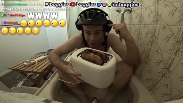 Стример прославившийся «тостером в ванной», повторил опасный трюк