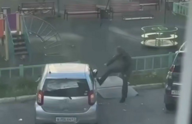 Житель Камчатки с ножом устроил стресс-тест автомобилю бывшей жены