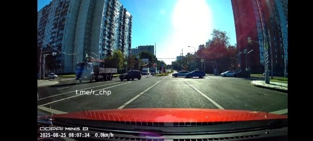 Решил развернуться и устроил ДТП в Москве, кто будет виноват ?