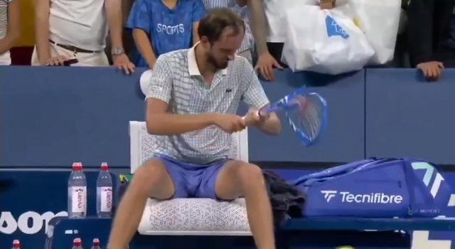 Даниил Медведев вдребезги разбил ракетку