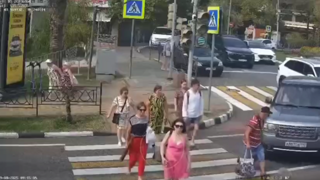 Водитель перепутал педали: в Сочи внедорожник влетел в пешеходов