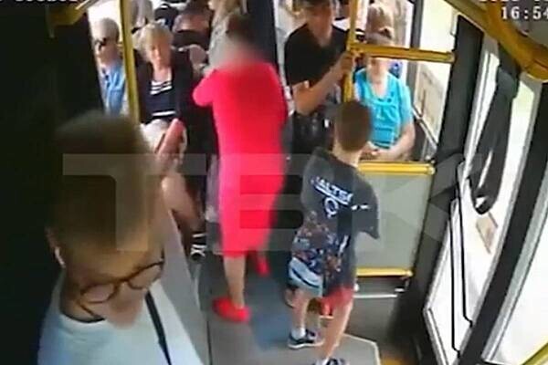 Пенсионерка сломала палец подростку