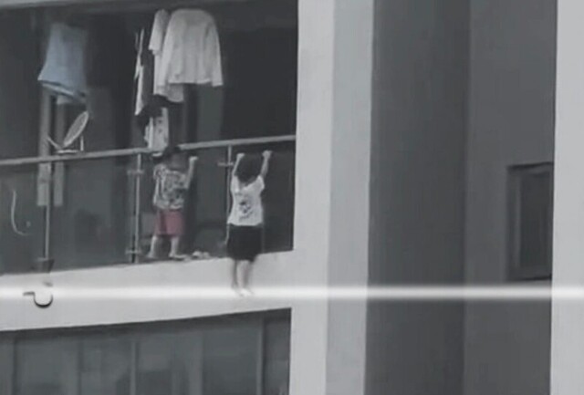 Маленькие брат и сестра повисли на краю балкона на высоте 13-го этажа